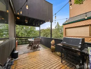 The covered and open air deck ready for a BBQ