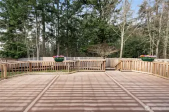 Expansive deck, perfect for BBQs and outdoor entertaining