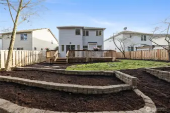 Built-in flower bed, perfect for gardening enthusiasts
