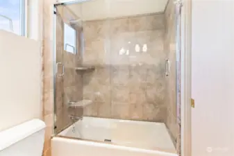 Full Bathroom on 2nd floor hallway servicing all other bedrooms on 2nd floor!