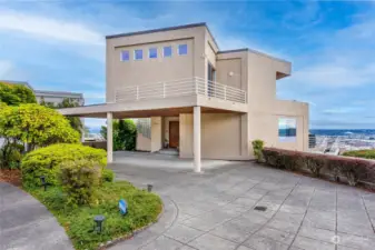 Beautiful Porte Cochere entrance! Perfect for additional parking!