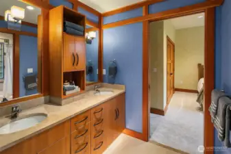 Jack and Jill between bedroom 3 and 4.