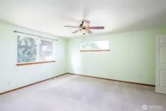 Extra Large primary suite with ceiling fan