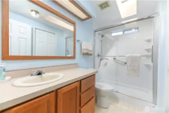 Guest bathroom adjoins 3 bedrooms~