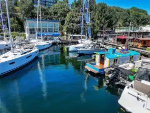 Set in the heart of Westlake, the S.S. Guppy enjoys prime moorage among elegant yachts and storied floating homes, with the calm waters of Lake Union as your front yard and city amenities just beyond.