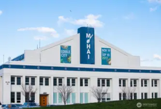 The Museum of History & Industry (MOHAI) is just minutes away, offering interactive exhibits and panoramic views that connect Seattle’s past to its vibrant present.