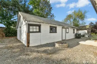 Detached garage/shop