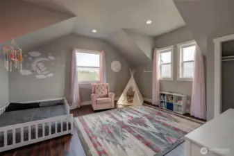 Large 2nd bedroom with two closets