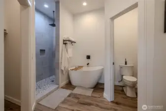 Primary En-suite Bathroom