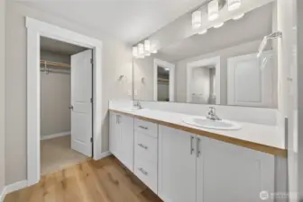 Dual Vanity & Walk in Closet in Primary Bdrm