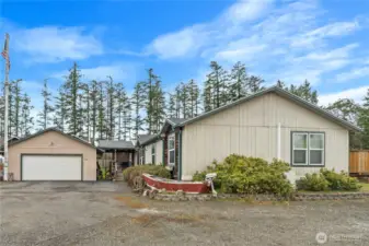 Located on a quiet side street in town, but conveniently close to all town amenities as well as Linde Park with community ball fields and walking trails.