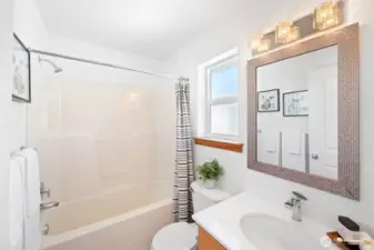 2nd bed ensuite bath