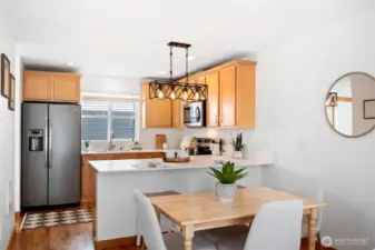 Kitchen w/ breakfast bar & dining table