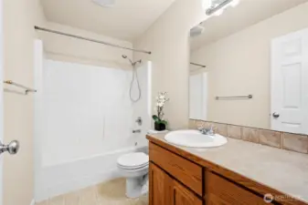 Upstairs full bathroom.