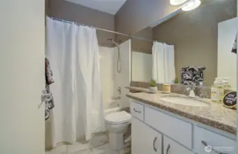 Hallway bathroom with tub/Shower