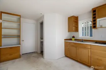 Studio just waiting for your imagination on how to utilize this space!