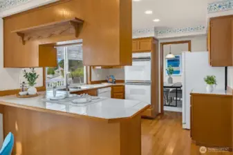 Easy Accesss Kitchen - Plenty of Cabinets