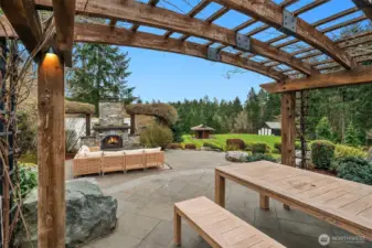 Outdoor dining loggia