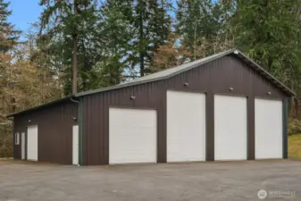 Newer 4 bay garage/shop