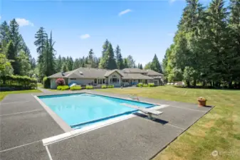 Days are getting longer and Spring/Summer will be here before you know it. There's a hot tub too....
