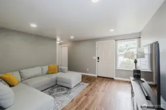 Living Room/Entry