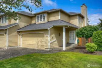 Classic Northwest contemporary townhouse in this small gated community of Crestview Village.
