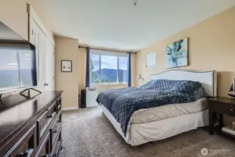 Large primary suite with awesome mountain views!