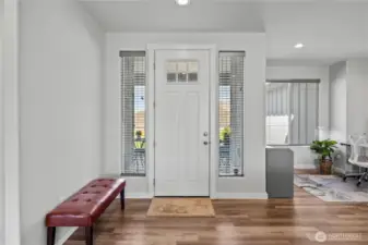 Spacious entry! - To the right is a nook ...