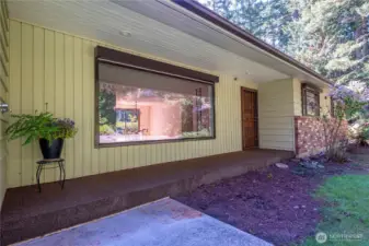 Enjoy this cheerful entryway, with huge windows that gather in all the beauty of your surroundings and the light.