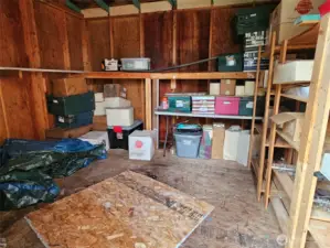 All shelving stays for immediate storage for you.