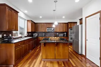 Plenty of storage w/stainless steel appliances and built in pantry!