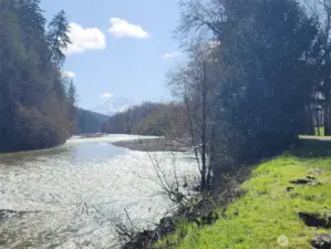 3 min walk to the trails by the river.