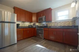 Top - Kitchen / Cherry wood cabinet with Granite counter