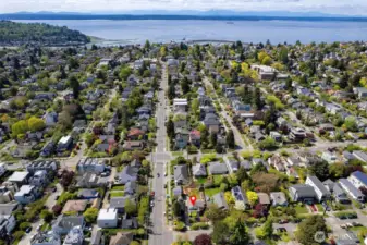 Minutes to Sunset Hill Park, year-round farmers market, Golden Gardens, Hiram Locks, and an abundance of neighborhood shops, cafes and eateries -All things Ballard are within blocks!
