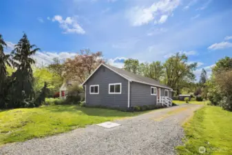 Just minutes from downtown shops, dining, Snoqualmie Falls, and the brewery scene. With easy access to Hwy 202 and I-90, you are perfectly positioned for quick trips to Bellevue, Seattle, or weekend getaways to the mountains.