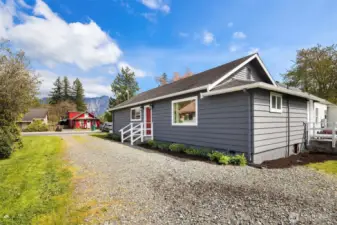 Just minutes from downtown shops, dining, Snoqualmie Falls, and the brewery scene. With easy access to Hwy 202 and I-90, you are perfectly positioned for quick trips to Bellevue, Seattle, or weekend getaways to the mountains.