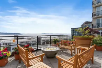 Rooftop lounge with firepit access to tenants