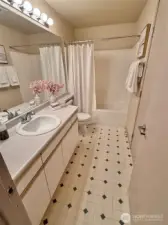 Upstairs full continental bath