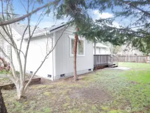 a view of the rear from the back yard