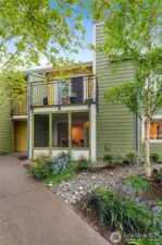 Charming ground-level unit in a prime location—just minutes from Factoria Mall, top-rated Newport High School, banks, restaurants, and easy freeway access to everything the Eastside has to offer.