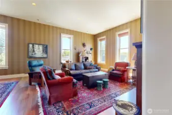 Comfortable and welcoming living room, perfect for connecting with friends and family in a light-filled atmosphere.