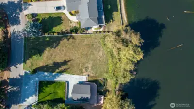 Last lot on the lake for develppment, bring your custom built plans and make your dreams a reality.