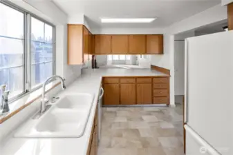 plenty of cabinet and counter space!