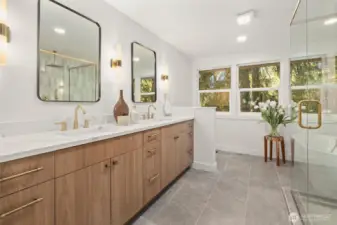 Primary Bath (Upper Floor)