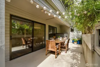 Oversized patio and outdoor space in the middle of the city - what a treat!