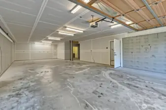 Large garage up to 5 cars plus toys 1250sf