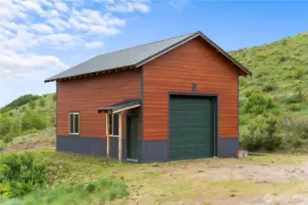 Detached oversized shop with high ceilings and full power