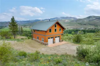 20.22-acre mountain retreat with stunning Methow River and valley views