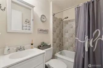 bathroom in 2nd bedroom