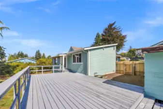 Large deck perfect for the BBQ and entertaining